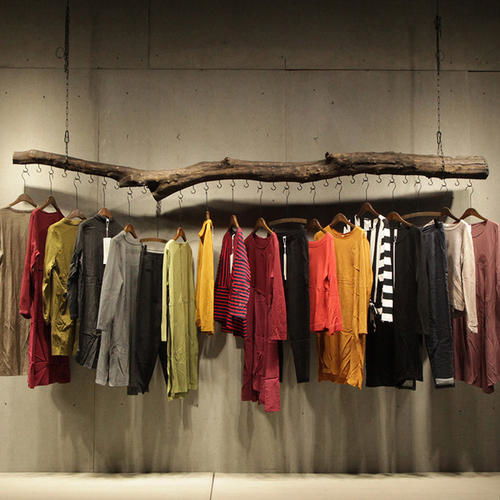 女裝貨架上的時尚藝術 陳列與服飾的完美融合