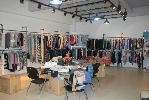 東莞堅果服飾 時尚潮流中的堅毅與活力